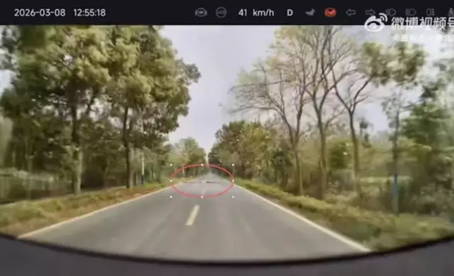 司機駕車見4孩童並排躺馬路中央扮減速壆。影片截圖