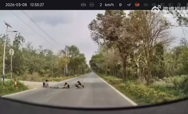 司機駕車見4孩童並排躺馬路中央扮減速壆。影片截圖