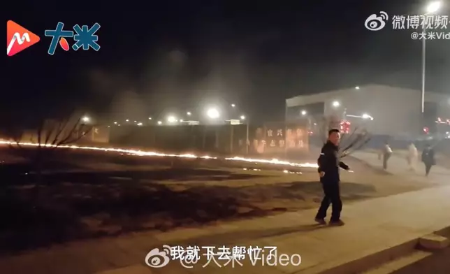 男子陪妻睇電影路上遇草坪起火即停車掏20斤滅火器滅火。影片截圖