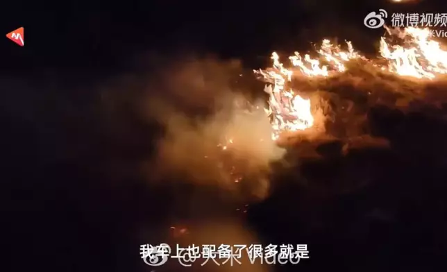 男子陪妻睇電影路上遇草坪起火即停車掏20斤滅火器滅火。影片截圖