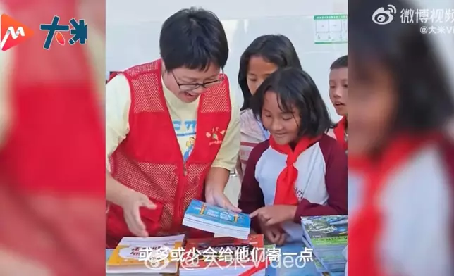 環衛女工掃街25年慳近10萬元人民幣資助13名山區孩子完成學業。影片截圖