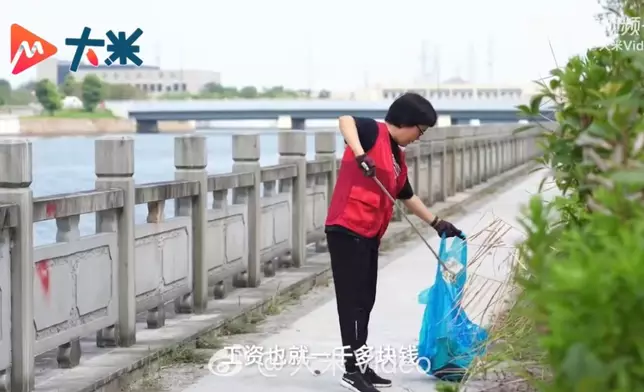 環衛女工掃街25年慳近10萬元人民幣資助13名山區孩子完成學業。影片截圖