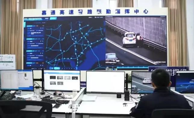 女童高速突發高燒抽搐，AI「天眼」系統監測異常發警報，交警救護速趕到助送院。影片截圖