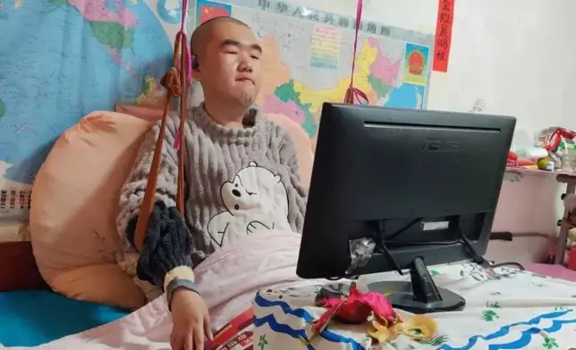 遼寧90後癱瘓作家用全身僅一隻能動的手指寫600首歌詞登上央視。網上圖片