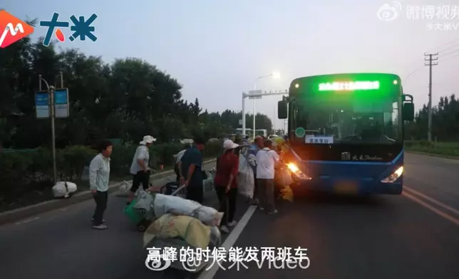 青島開通「菜農巴士」，18米長巴士清晨開出直送農民進城賣菜助增收。影片截圖