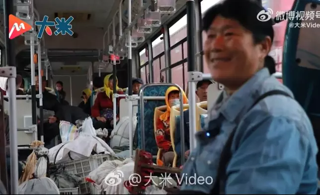 青島開通「菜農巴士」，18米長巴士清晨開出直送農民進城賣菜助增收。影片截圖