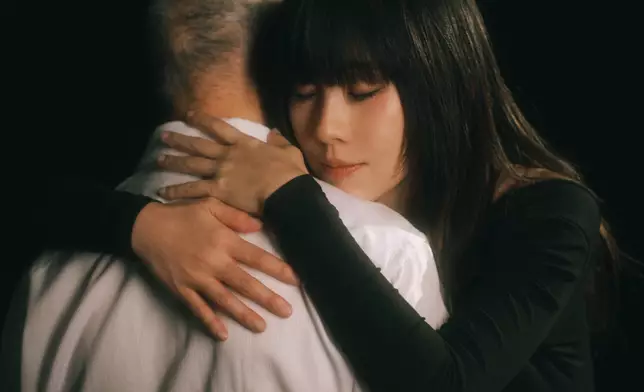 白安隔空擁抱已故父親，坦言從未這樣抱過他。