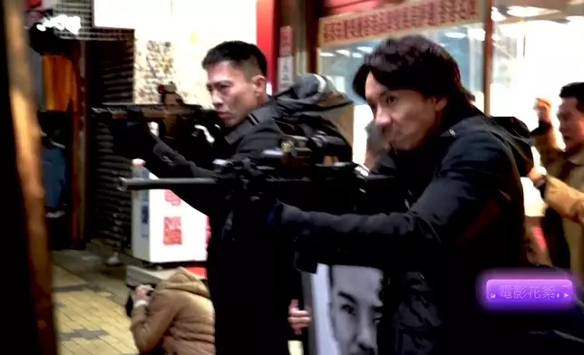 在電影《衝鋒火拼》中劇組動用了大量槍械裝備，配合連場驚心動魄的爆破場面槍聲震天！