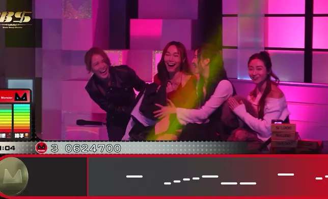 四位「田粉」爭奪側田外套。