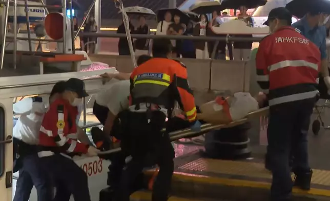 傷者被送上岸。有線新聞片段截圖