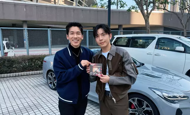 Phil贈送新碟給嘉賓Edan。