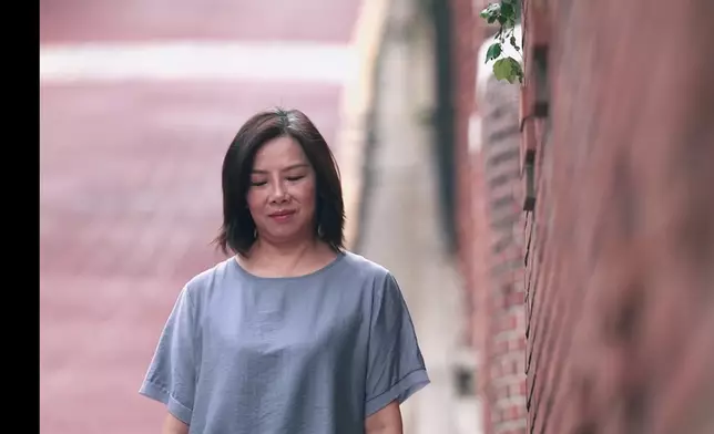 今晚何依婷帶Jenny接受「埋線」醫美。