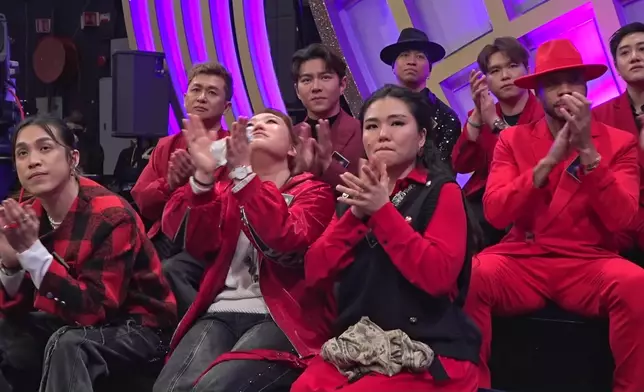 紅隊隊員不捨麥曉東。