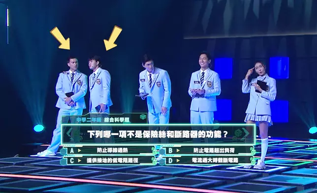 去到科學題環節，周嘉洛、朱仔討論得勁入迷。