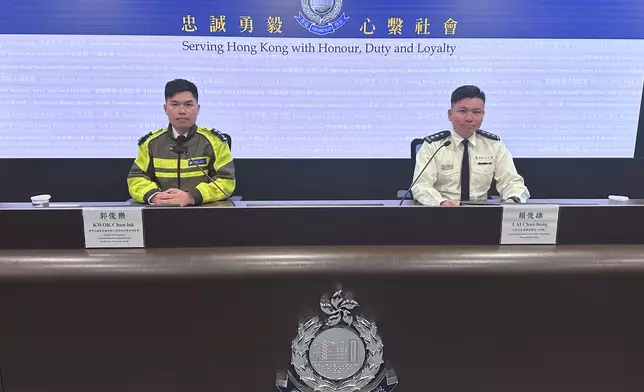 上水分區助理指揮官（行動）總督察賴俊雄（右）及新界北總區交通部執行及管制組署理總督察郭俊樂（左）向傳媒簡報行動細節。