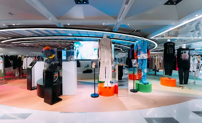 為配合相集面世，金鐘Harvey Nichols店內特設 《days before the bloom》珍藏展。