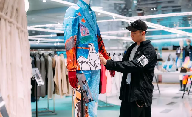 首度公開展出周柏豪於《奔赴》世界巡迴演唱會中穿過的極具紀念價值的服飾。