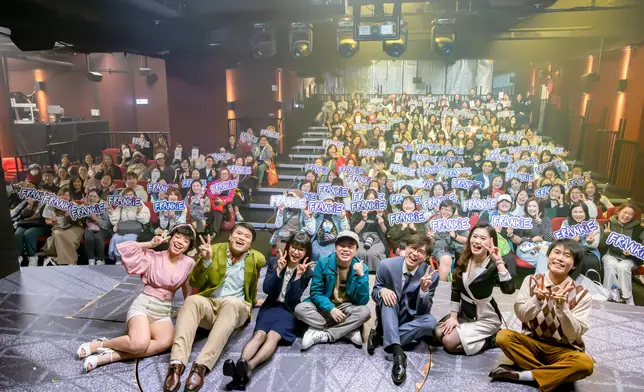 首日兩場一票難求座無虛席。