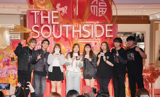 ROVER與在場Rader進行大合照及一對一簽名環節。