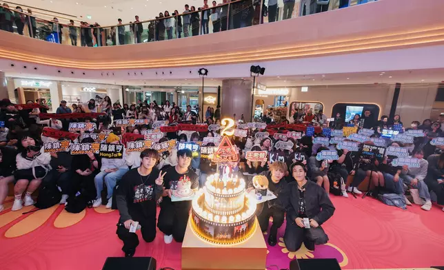 大會送上附有ROVER四子的生日蛋糕。