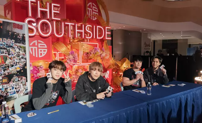 ROVER與在場Rader進行大合照及一對一簽名環節。