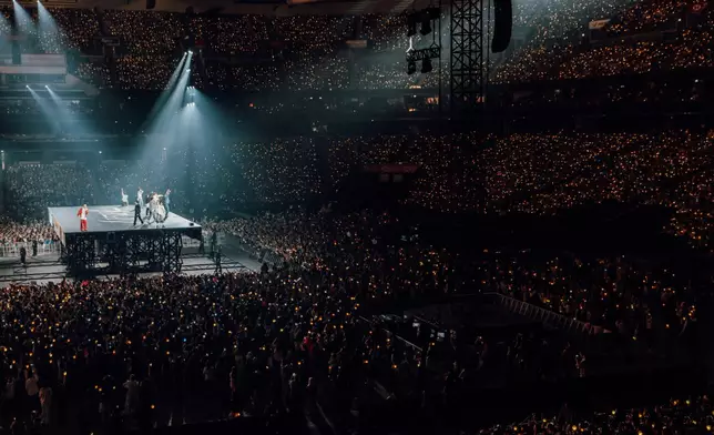 SEVENTEEN站上移動舞台和粉絲拉近距離。主辦單位提供圖片