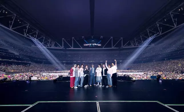 SEVENTEEN與全場粉絲大合照。SEVENTEEN官方X圖片