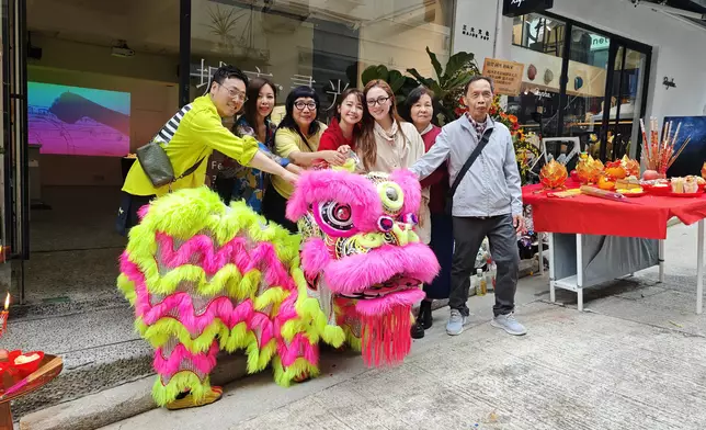 糖妹（黃山怡）日前在公司新春團拜活動中，首度與沙畫藝術家鍾雪聯手創作賀年沙畫。