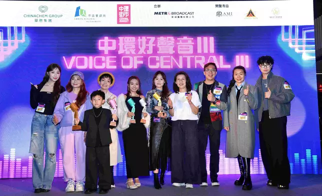 詹天文、林智樂與評審們及得獎者合照。