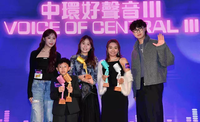 詹天文、林智樂與評審們及得獎者合照。