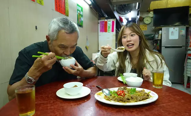 單是炸菜蒸牛肉的餸汁已可送一碗飯。