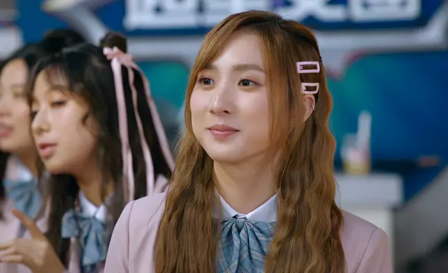 鍾柔美笑番，成個人唔同晒。