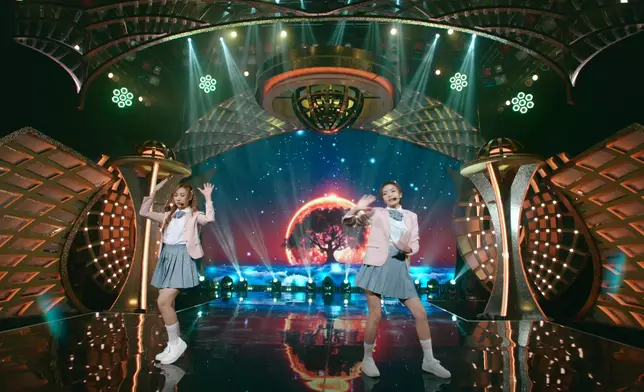 鍾柔美與文凱婷爭C位，跳唱決一勝負。