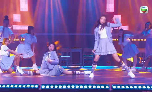 當日鍾柔美於《聲夢傳奇》唱《跳舞街》施展一字馬，全場哄動。