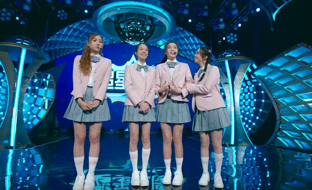 三個女仔夾埋蝦鍾柔美。