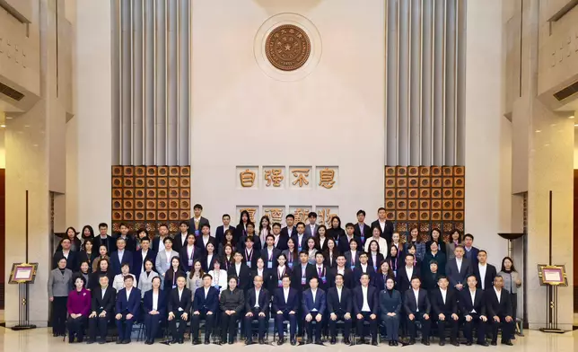 李家超在清華大學與校方以及來自北京不同高校的香港學生代表大合照。李家超FB