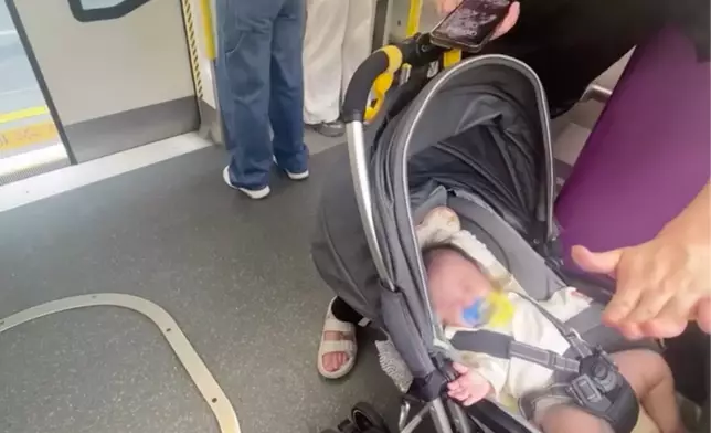 一名數個月大女嬰日前由舅父帶同乘坐輕鐵，期間有人懷疑多次拍女嬰雙腳，有同車乘客疑不滿拍打嬰兒拍片上載網上，引發網民熱議。threads影片截圖