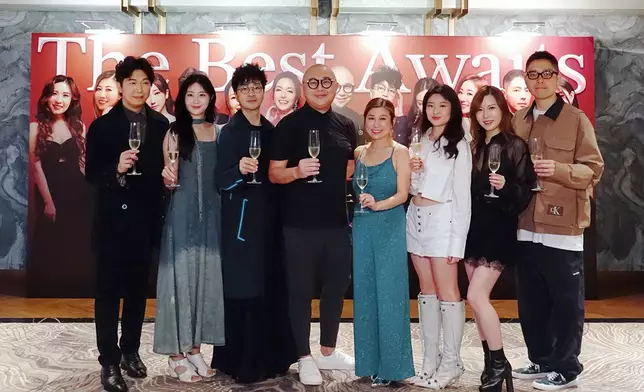 應昌佑（右一）、王海榛（右二）、許惠菁（右三）及劉晨芝（右四）正式加盟。