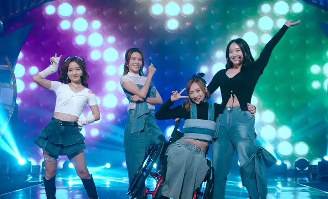 呢個動作唔易做架，要hold住成部輪椅嘅力架。