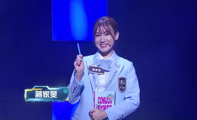 《璀璨之城》一眾主演校服Look亮相。