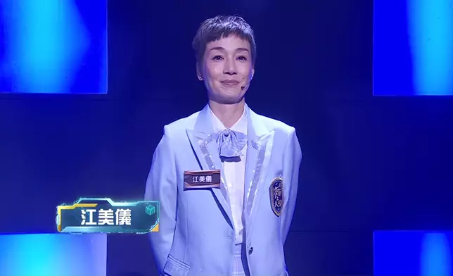 《璀璨之城》一眾主演校服Look亮相。