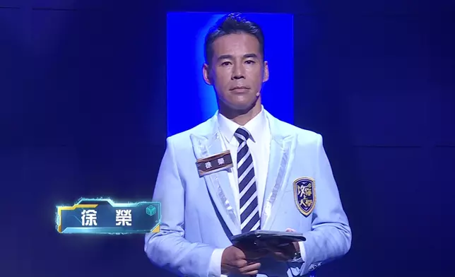 《璀璨之城》一眾主演校服Look亮相。