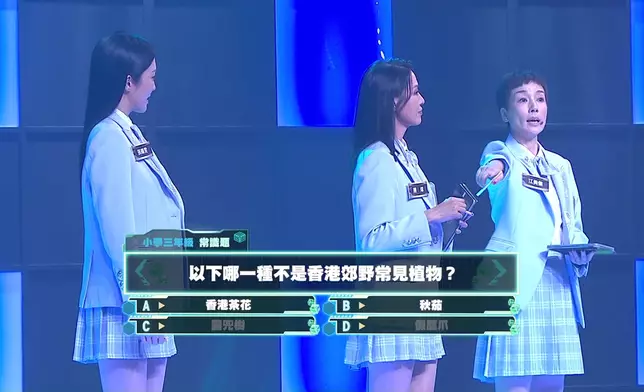 身旁的江美儀又明目張膽偷睇：因為我偷睇到佢（陳煒）剩A、B。