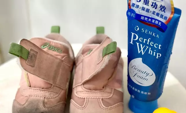 網友聲稱只要用洗面奶來回擦30秒就見效。threads圖片