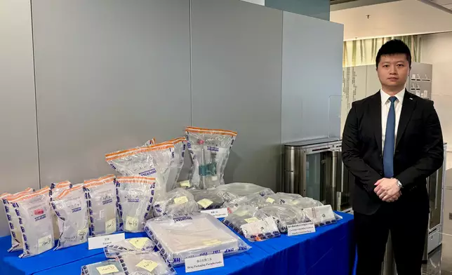 毒品調查科行動組高級督察鄧駿穎展示有關證物。