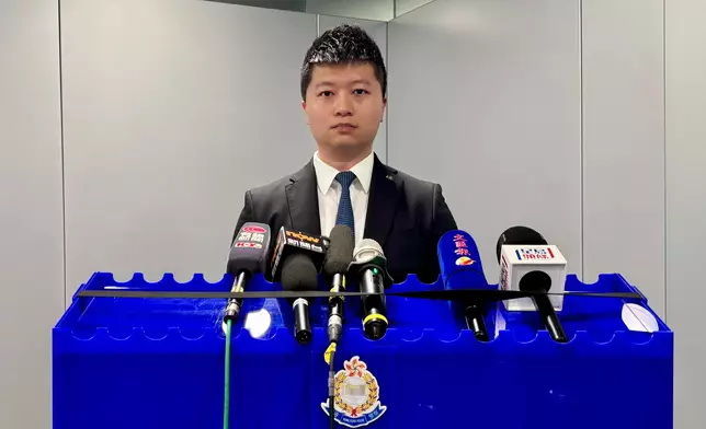 毒品調查科行動組高級督察鄧駿簡報案情。