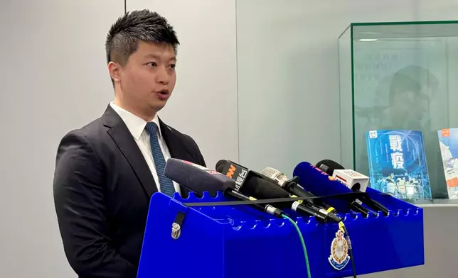 毒品調查科行動組高級督察鄧駿簡報案情。