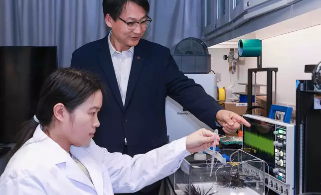 團隊觀察到，當海水滴落在海膽棘刺尖端時，棘刺會迅速旋轉。他們利用電學測量，發現棘刺受水滴刺激後，內部會產生約百毫伏電壓。