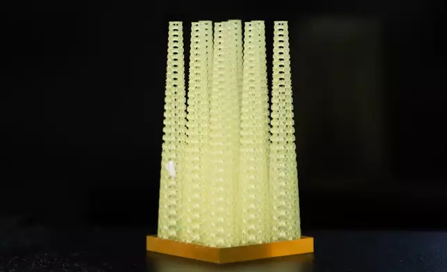 研究團隊構建了一款3 × 3陣列仿生3D超材料機械傳感器，各組件均採用了仿海膽棘刺的梯度多孔結構，無需額外電源，即可在水下即時記錄電訊號，並精準定位水流衝擊位置。