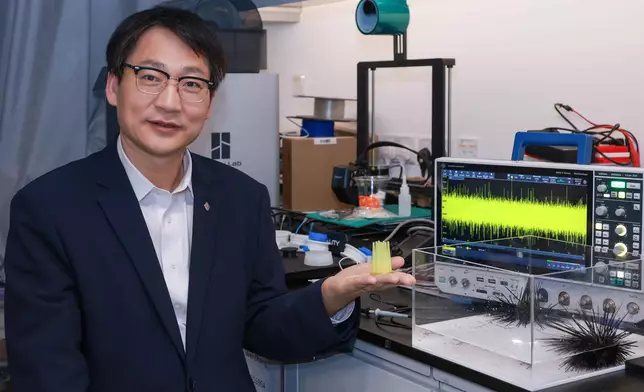 由理大協理副校長（研究）、研究生院院長、郭氏集團仿生工程教授兼機械工程學系講座教授王鑽開教授帶領的研究團隊，首次發現海膽棘刺內部的梯度多孔結構具有強大機電感知能力，能在水流經過時產生電訊號，並利用3D打印技術製造仿生超材料傳感器。